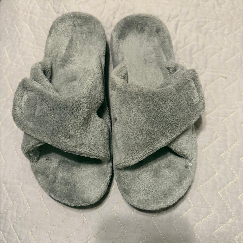 Vionic Gray Plush Slippers for Indoor Comfort
